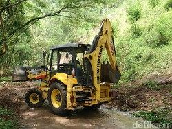 Belasan Sepeda Motor Masih Terjebak Longsor di Ranu Gumbolo Tulungagung
