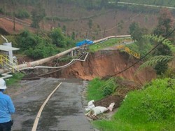 Akses Menuju Kawah Darajat Garut Terputus Longsor
