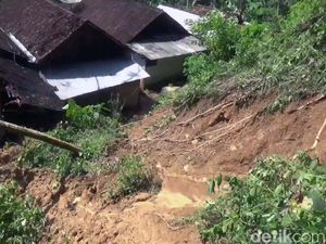 Longsor Rusak Rumah Warga Desa Dawuhan Trenggalek
