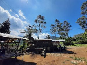 Menikmati Kue Balok dengan View Perbukitan Bandung