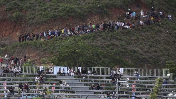Menonton Latihan Bebas WSBK dari Perbukitan