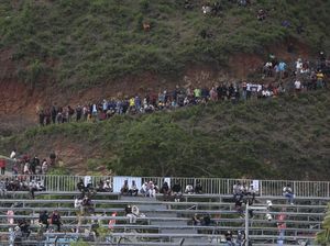 Menonton Latihan Bebas WSBK dari Perbukitan