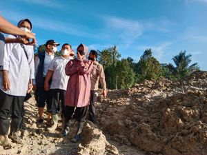 Risma Hampir Pingsan Saat Tinjau Longsor di Deli Serdang Sumut