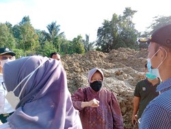 Lumpur-lumpuran, Mensos Risma Tinjau Lokasi Longsor di Deli Serdang