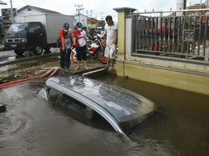 Banjir di Sintang Kalbar Mulai Surut, Mobil Terlihat Masuk Parit Banjir di Sintang Kalbar Mulai Surut, Mobil Terlihat Masuk Parit