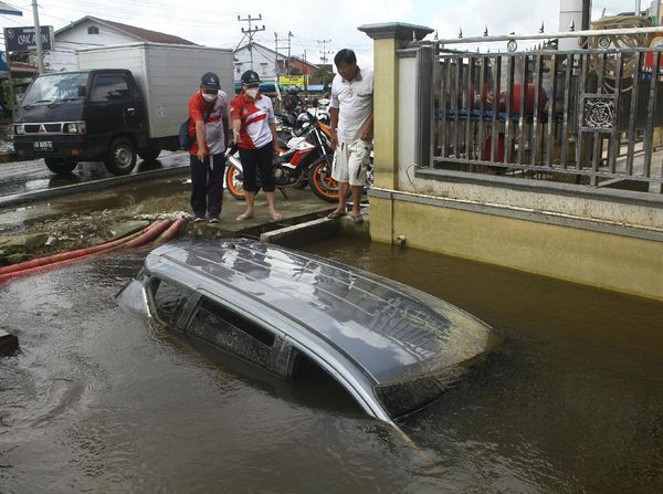 Banjir di Sintang Kalbar Mulai Surut, Mobil Terlihat Masuk Parit