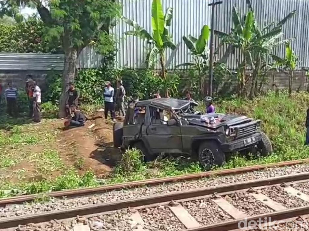 Penampakan Mobil Ringsek Tertabrak Kereta di Pasuruan, Sekeluarga Tewas