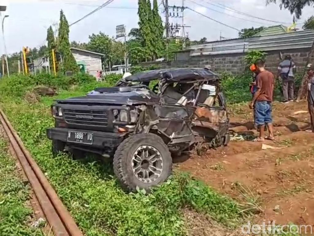 Mobil Ditumpangi Satu Keluarga Tertabrak Kereta Api di Pasuruan, 3 Orang Tewas