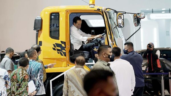 Momen saat Jokowi Naik Mitsubishi Fuso New Mining Spec