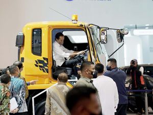 Momen saat Jokowi Naik Mitsubishi Fuso New Mining Spec