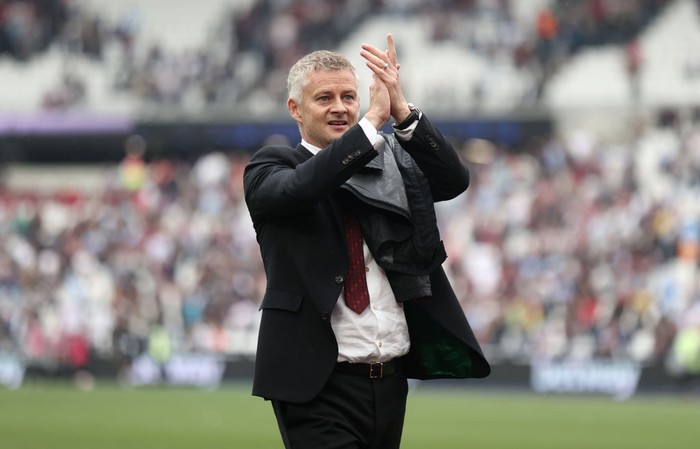 LONDON, ENGLAND - SEPTEMBER 19:  Ole Gunnar Solskjaer, Manager of Manchester United acknowledges the fans after his sides during the Premier League match between West Ham United and Manchester United at London Stadium on September 19, 2021 in London, England. (Photo by Julian Finney/Getty Images)