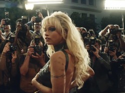 Jadi Pamela Anderson, Lily James Pakai 50 Pasang Payudara Palsu