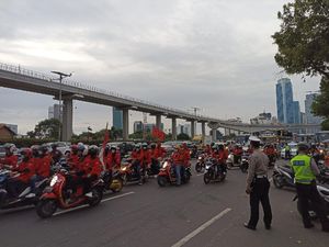 Usai Bakar Boneka Gurita, Massa Buruh di Gedung Kemnaker Bubarkan Diri