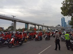 Usai Bakar Boneka Gurita, Massa Buruh di Gedung Kemnaker Bubarkan Diri