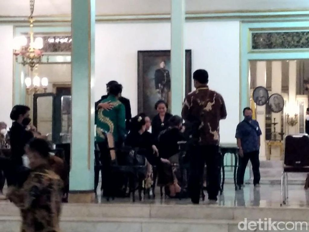 Momen Bhre dan Paundra Berpelukan di 100 Hari Wafatnya Mangkunegara IX