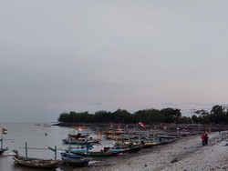 Pesisir dan Pelabuhan di Surabaya Terdampak Banjir Rob Gerhana Bulan Sebagian