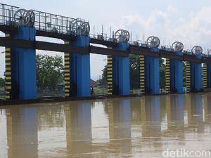 Pintu Pengendali Banjir Bendung Wilalung Kudus Berstatus Awas