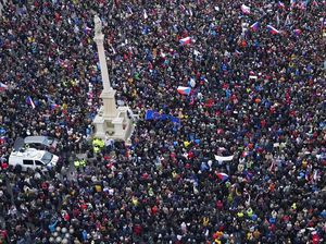 Potret Kerumunan di Eropa Saat Angka Corona Melejit