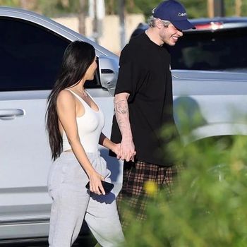 Kim Kardashian dan Pete Davidson resmi pacaran setelah beberapa kali kepergok berkencan. Yuk kita intip momen kebersamaan mereka!