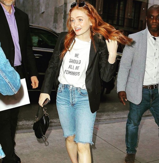 Sadie Sink Bergaya Kasual dengan T-Shirt Sadie Sink Bergaya Kasual dengan T-Shirt