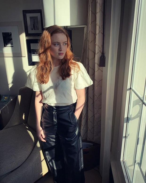 Sadie Sink dengan Celana Kulit Sadie Sink dengan Celana Kulit