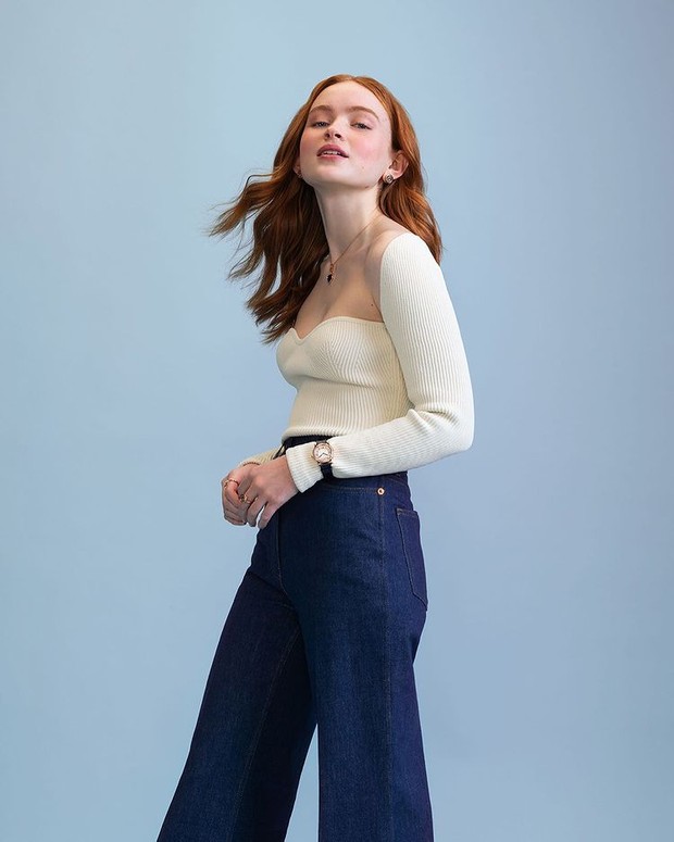 Sadie Sink dengan Sweater Sadie Sink dengan Sweater