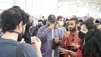 Bule-bule Rela Antre Demi Cicipi Kopi Indonesia di San Fransisco