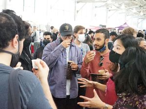 Bule-bule Rela Antre Demi Cicipi Kopi Indonesia di San Fransisco Bule-bule Rela Antre Demi Cicipi Kopi Indonesia di San Fransisco