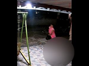 Terekam CCTV, Wanita di Sumut Siram Rumah Tetangga dengan Kotoran Hewan Terekam CCTV, Wanita di Sumut Siram Rumah Tetangga dengan Kotoran Hewan