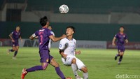 Persik Kediri menghadapi Arema FC dalam duel sesama tim Jawa Timur di Stadion Sultan Agung, Bantul pada laga lanjutan Liga 1 2021.