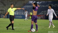 Sempat unggul terlebih dahulu melalui gol Ezzejjari pada menit ke-31 lalu disamakan oleh pemain Arema FC, Carlos Fortes melalui titik putih pada menit ke-34.