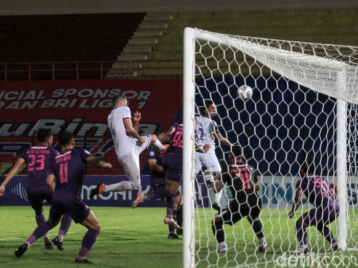 Arema FC mampu menumbangkan Persik Kediri dalam laga Liga 1 2021. Singo Edan mengatasi perlawanan sengit Macan Putih 3-2.
