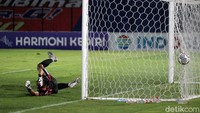 Momen gawang Persik Kediri yang dikawal Fajar Setya Jaya dijebol pemain Arema.