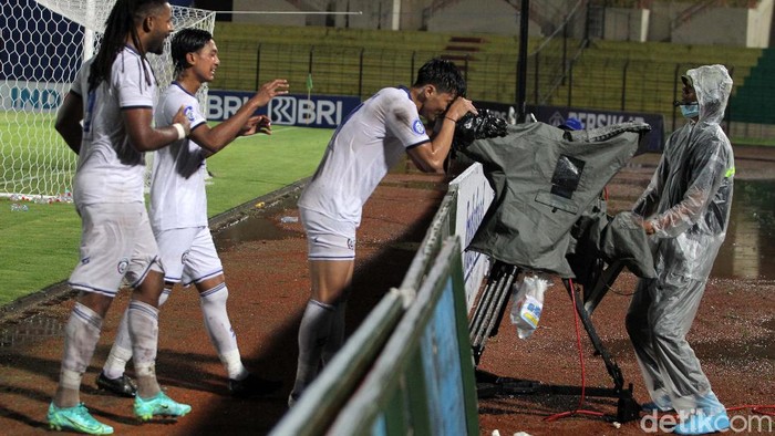 Arema FC mampu menumbangkan Persik Kediri dalam laga Liga 1 2021. Singo Edan mengatasi perlawanan sengit Macan Putih 3-2.