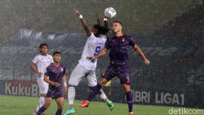 Sengit, Arema FC Tumbangkan Persik Kediri Arema FC mampu menumbangkan Persik Kediri dalam laga Liga 1 2021. Singo Edan mengatasi perlawanan sengit Macan Putih 3-2.