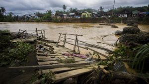 Sungai Hantakan Kalsel Meluap, Jembatan Hancur-Sekolah Dipenuhi Lumpur