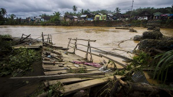 Sungai Hantakan Kalsel Meluap, Jembatan Hancur-Sekolah Dipenuhi Lumpur