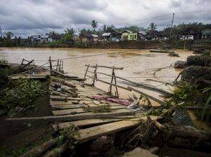 Sungai Hantakan Kalsel Meluap, Jembatan Hancur-Sekolah Dipenuhi Lumpur