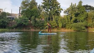 Bisa Lho, Main Paddle Board Seperti Bu Susi di Tangsel