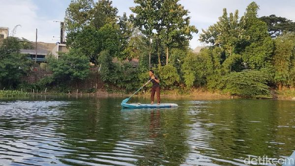 Bisa Lho, Main Paddle Board Seperti Bu Susi di Tangsel
