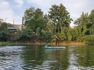 Bisa Lho, Main Paddle Board Seperti Bu Susi di Tangsel