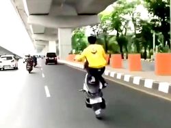 Lagi! Viral Pemotor di Makassar Freestyle-Tak Pakai Helm di Jalan Raya