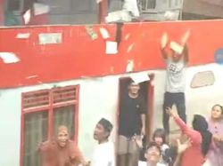 Viral Warga Polman Sulbar Berebut Uang dari Langit, Ini Asalnya