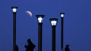 Keren! Gambar Gerhana Bulan Sebagian dari Berbagai Penjuru Dunia