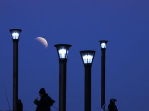 Keren! Gambar Gerhana Bulan Sebagian dari Berbagai Penjuru Dunia Keren! Gambar Gerhana Bulan Sebagian dari Berbagai Penjuru Dunia