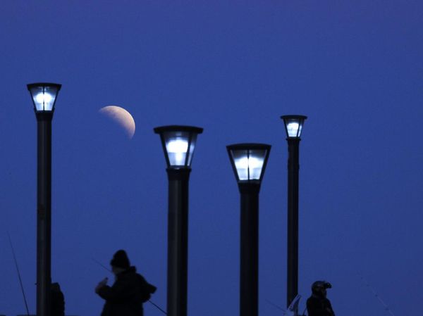 Keren! Gambar Gerhana Bulan Sebagian dari Berbagai Penjuru Dunia