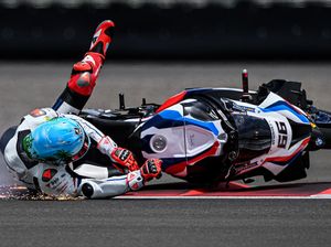 Tom Sykes Terjatuh di Sesi Latihan Bebas WSBK Mandalika