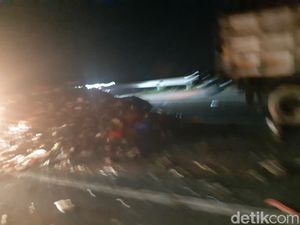 Truk Pengangkut Sampah Kecelakaan di Tol Tangerang-Merak