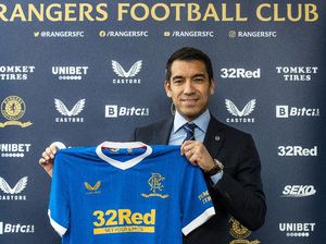 Van Bronckhorst Jadi Manajer Baru Rangers