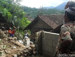 Detik-detik Tebing Longsor Timpa Rumah di Banjarnegara Terekam Kamera